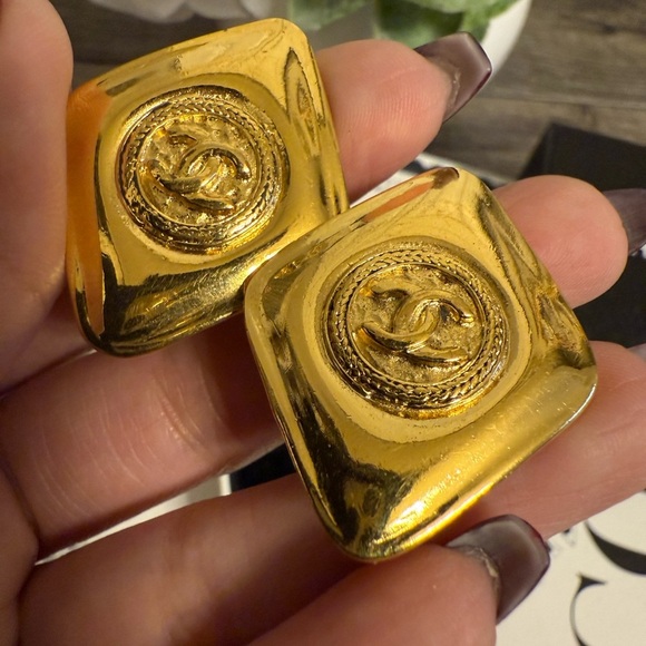 CHANEL Vintage Gold Diamond CC Logo Clip On Earrings - Picture 2 of 7